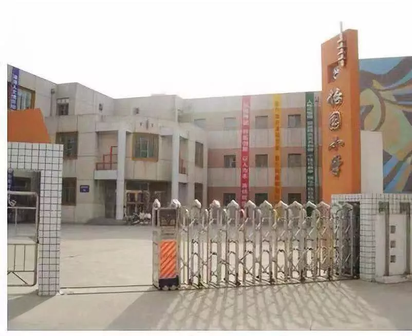 在為選什么款式的課桌椅發(fā)愁?看廣州怡園小學(xué)的